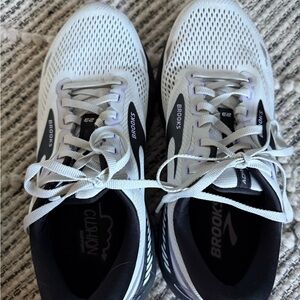 Brooks White and Black Athletic Shoes adrenaline 10 extra wide